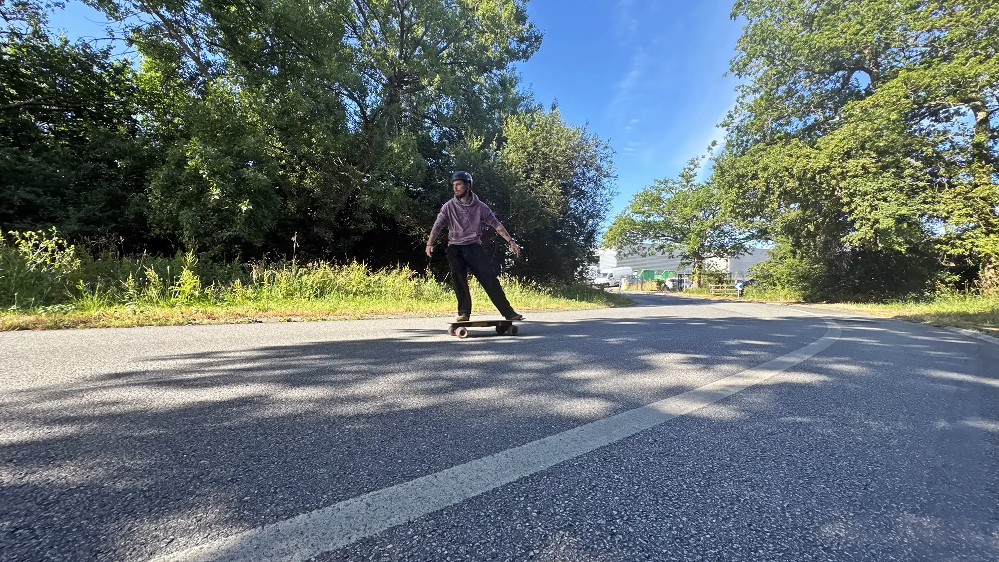 Skateboard électrique Cruz V2 Black Edition en ride urbain